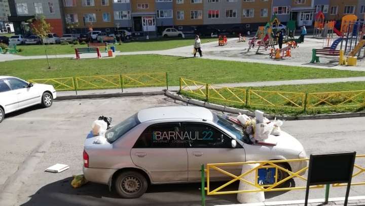 Барнаульцы забросали машину автохама мусором Фото №1