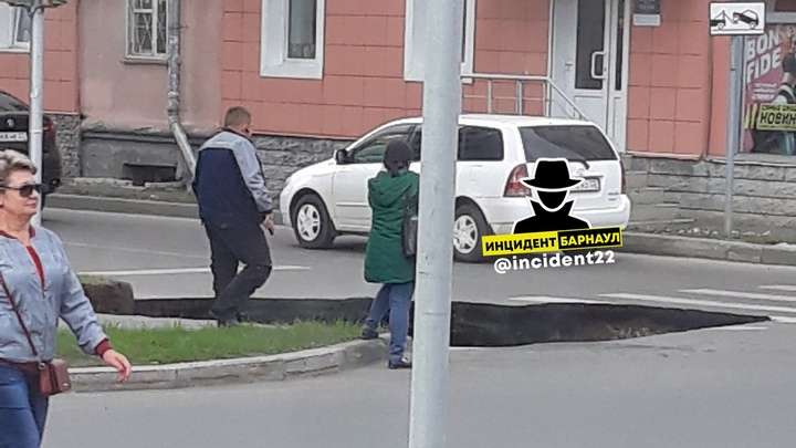 Названа причина гигантского провала на оживленной дороге в центре Барнаула Фото №1