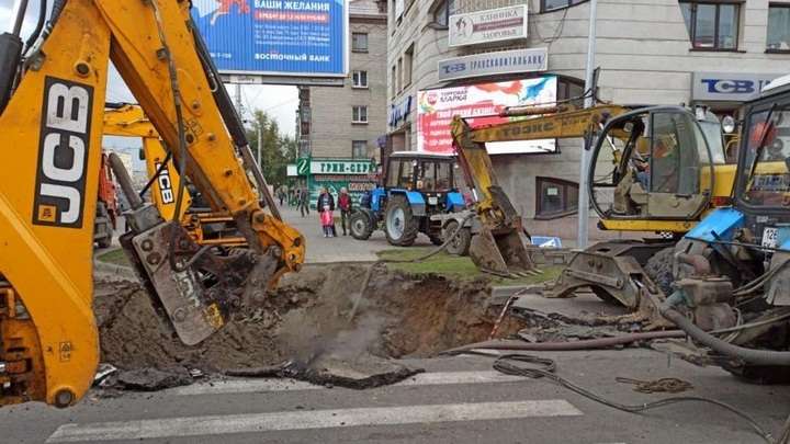 В Барнауле заменили трубу, из-за которой образовался гигантский провал Фото №1
