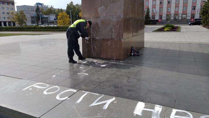 Женщина оставила нецензурную надпись на памятнике Ленину в Барнауле Фото №1