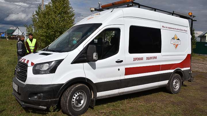 В Алтайском крае за состоянием дорог следит мобильная лаборатория Фото №1