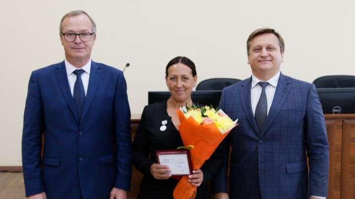 Вице-губернатор Игорь Степаненко вручил педагогам награды Фото №1