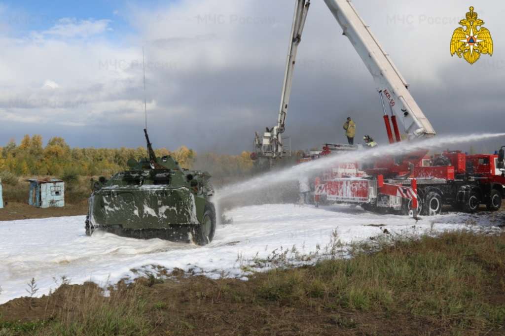 Яркое шоу бронетанковой техники прошло за Новым мостом в Барнауле Фото №1