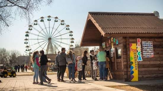 В барнаульском парке демонтируют колесо обозрения после Дня города Фото №1