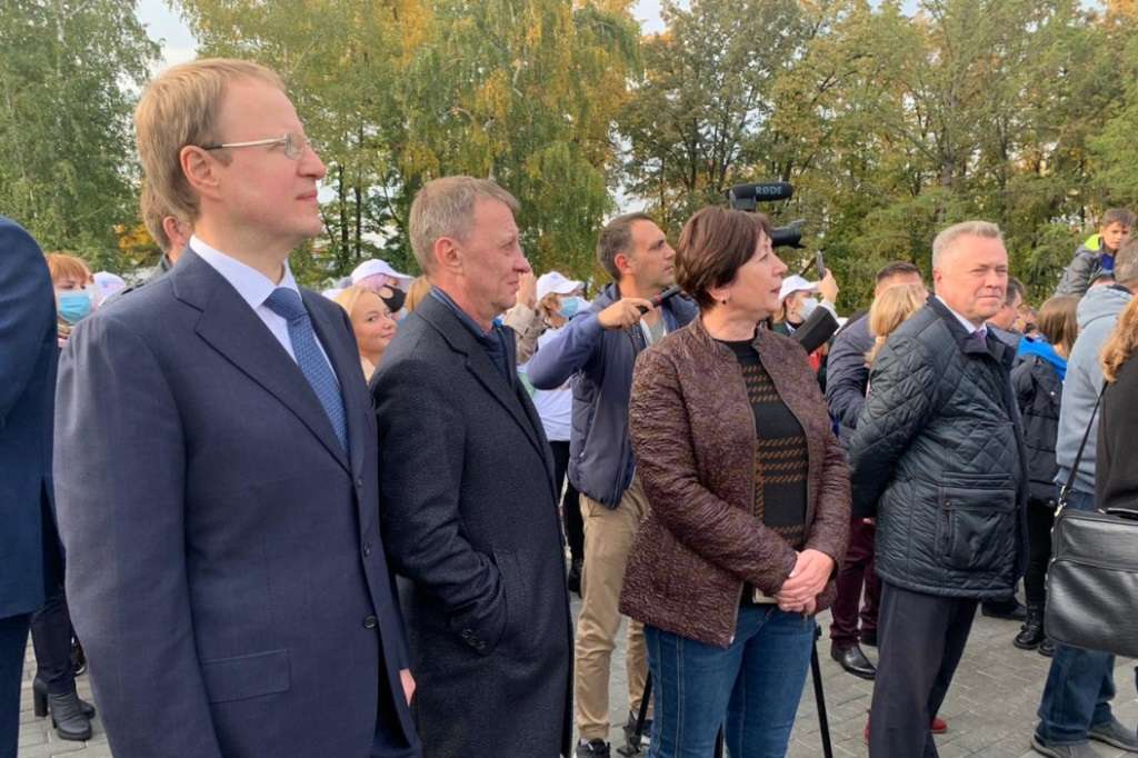 Уникальное авиашоу прошло над Барнаулом в честь Дня города Фото №4