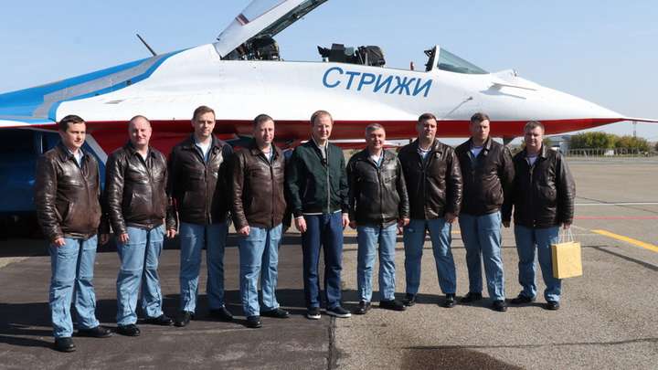 Виктор Томенко проводил «Стрижей» и вручил им подарок Фото №1