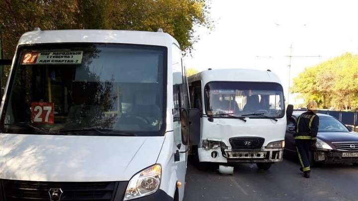 Пять человек пострадали при столкновении двух автобусов в Барнауле Фото №1