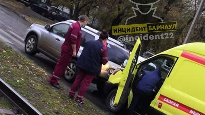 «Скорая» попала в ДТП в Барнауле: очевидцы Фото №1