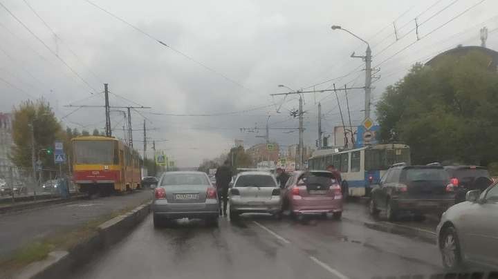 Две аварии спровоцировали гигантскую пробку в Барнауле Фото №1