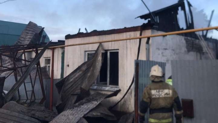 Пожар в Барнауле: огонь охватил два дома и автомобиль Фото №1