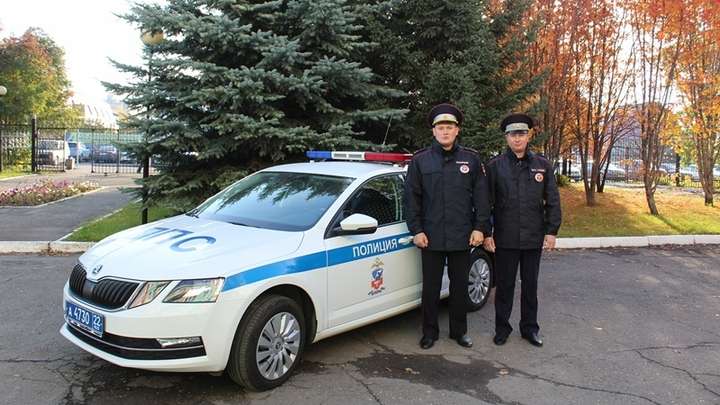 Сотрудники ДПС помогли барнаульцам выбраться из горящих домов Фото №1