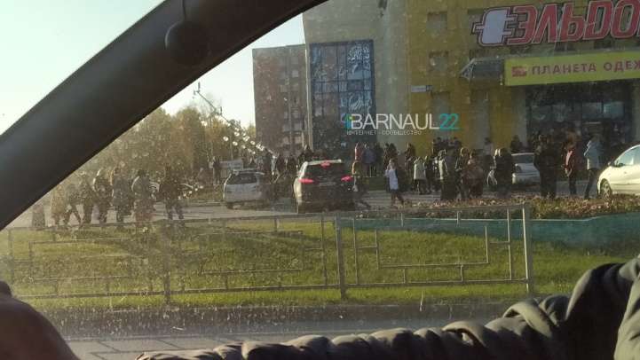 В барнаульском ТЦ экстренно эвакуировали посетителей Фото №1