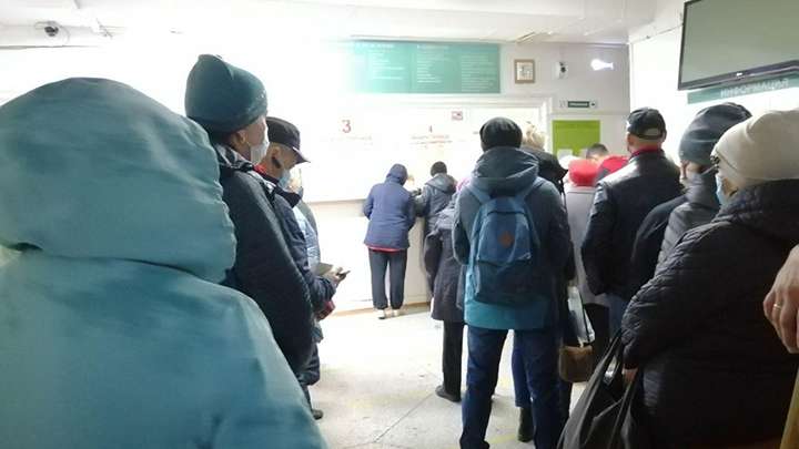 В больницах Барнаула скапливаются гигантские очереди Фото №1
