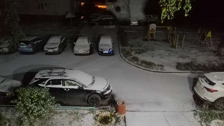 Первый снег выпал в Барнауле. В соцсетях поздравляют с Днем жестянщика Фото №1