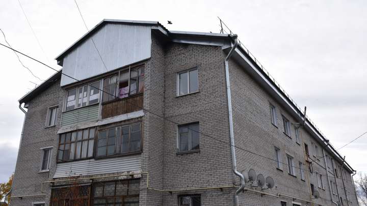 Отремонтирована крыша трехэтажки в Тальменке, которая пострадала при пожаре Фото №1