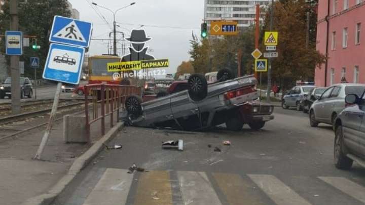 В Барнауле автомобиль перевернулся и сбил пешеходов. Комментарий ГИБДД Фото №1