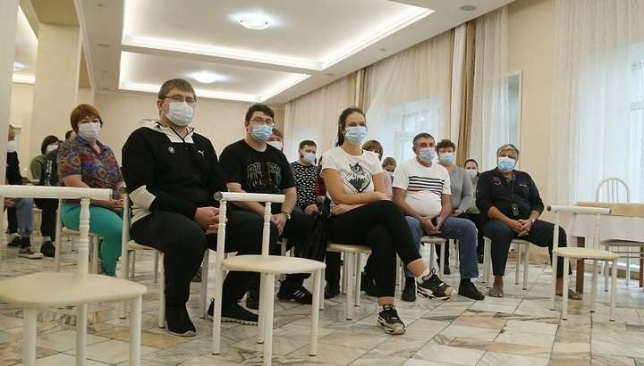 Губернатор Алтайского края провел встречу с медиками ковидного госпиталя Фото №1