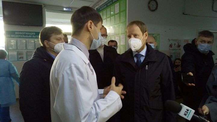 Губернатор Виктор Томенко проверяет очереди в поликлиниках Фото №1