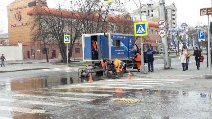 Вода забила из-под земли на Льва Толстого в Барнауле Фото №1