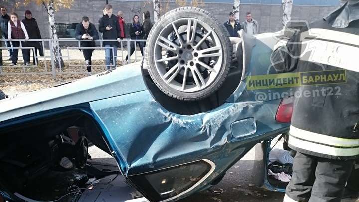 Массовое ДТП в Барнауле: один из автомобилей перевернулся Фото №1