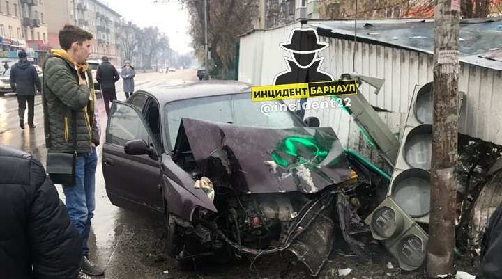 В Рубцовске автомобиль врезался в светофор и повредил цветочный киоск Фото №1