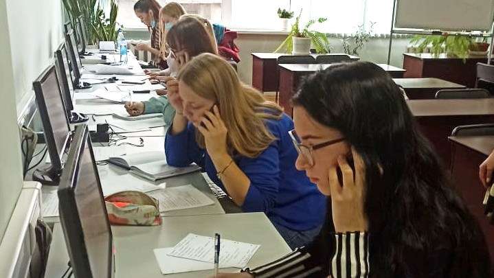 Алдтайских студентов подключили к работе в волонтерском кол-центре Фото №1