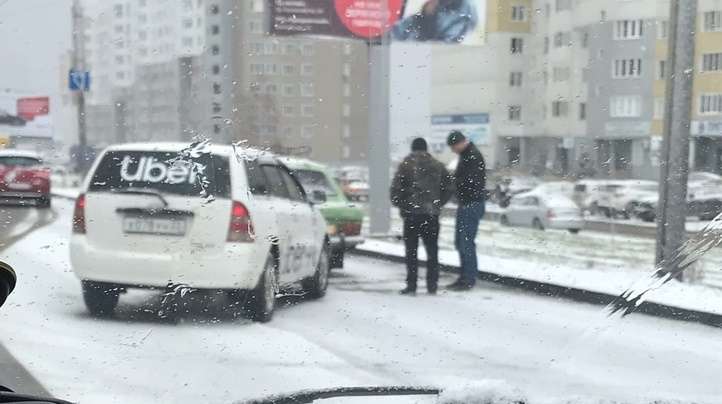 Выпавший снег спровоцировал массовое ДТП В Барнауле Фото №1