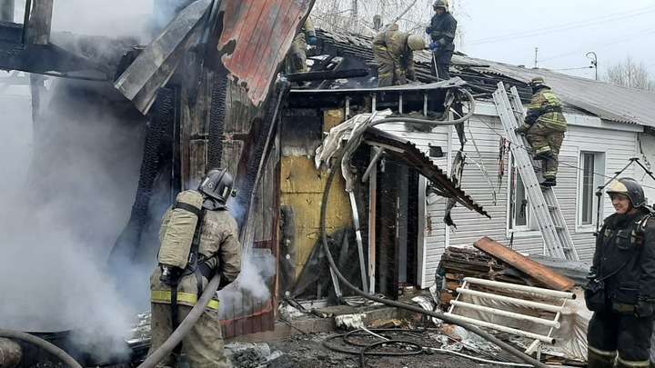 Пожарные вынесли два газовых баллона из горящего дома в Барнауле Фото №1