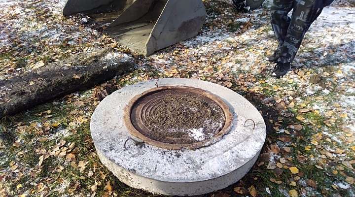 На колодец, в который упала в Барнауле маленькая девочка, поставили новый люк Фото №1
