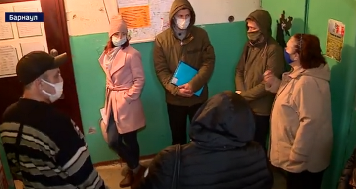 В подъезде барнаульской многоэтажки выстраивается очередь из пациентов поликлиники Фото №1