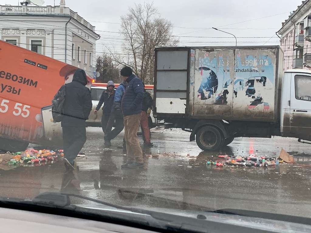 Сладкий груз высыпался из ГАЗели после столкновения с автобусом в Барнауле Фото №2