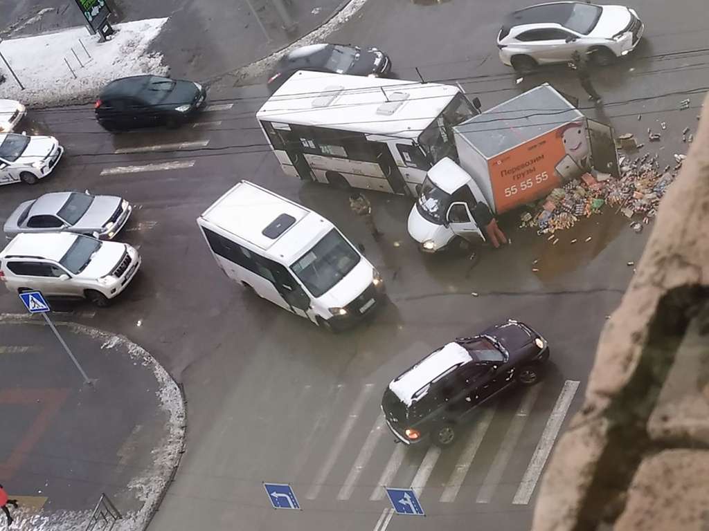 Сладкий груз высыпался из ГАЗели после столкновения с автобусом в Барнауле Фото №4