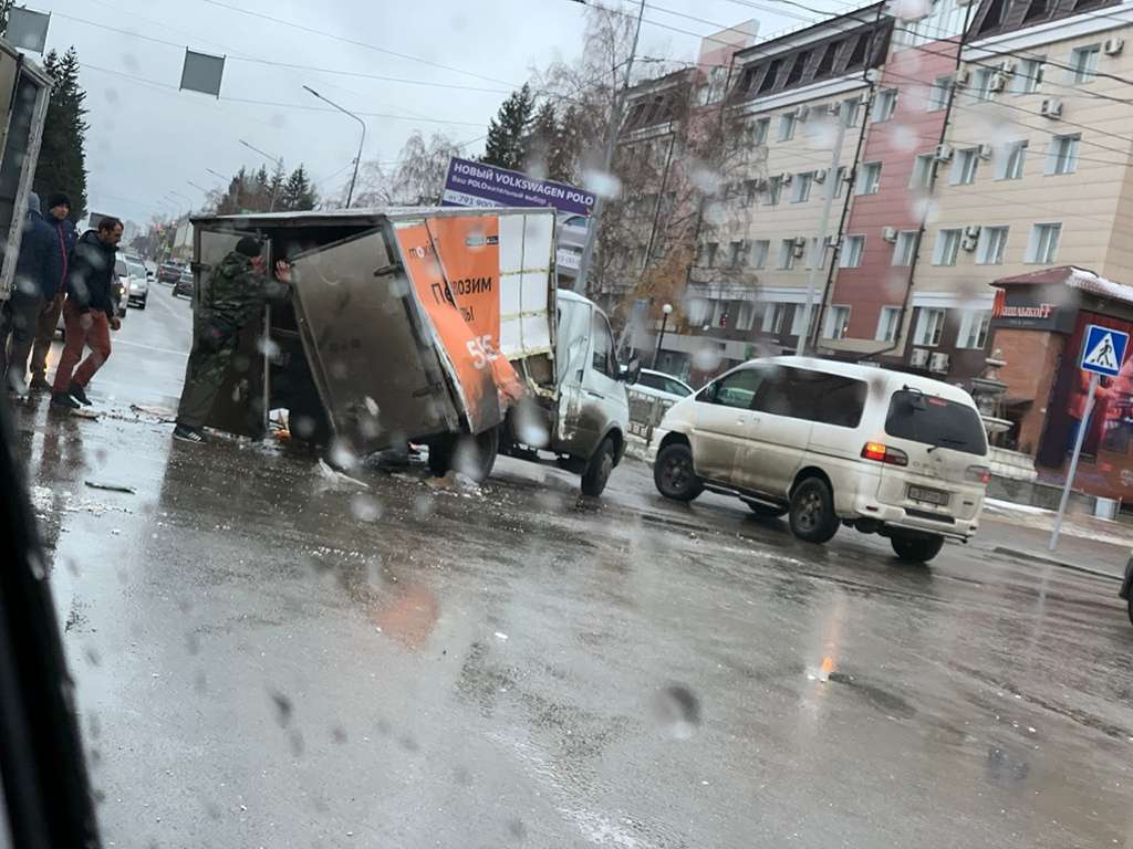 Сладкий груз высыпался из ГАЗели после столкновения с автобусом в Барнауле Фото №3
