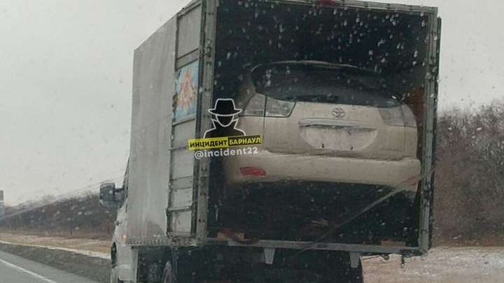 На Алтае водитель "Газели" решил перевезти свою иномарку прямо в фургоне Фото №1