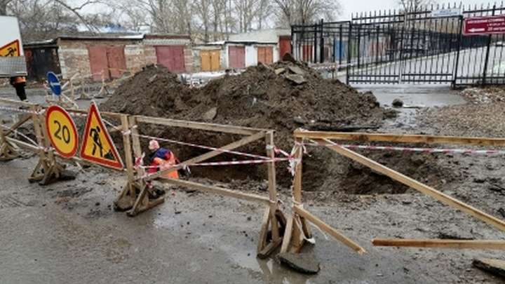 Следственные органы начали проверку по факту падения пенсионерки в траншею Фото №1