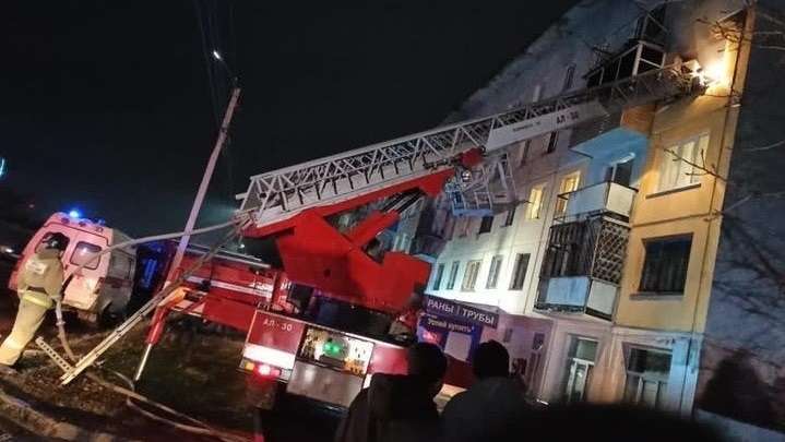 Девять человек эвакуированы из горящей пятиэтажки в Бийске Фото №1