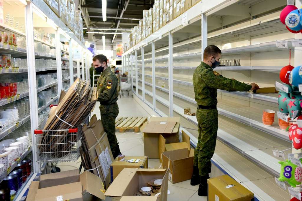 Волонтеры уже начали освобождать «Посуда Центр» в Барнауле Фото №1