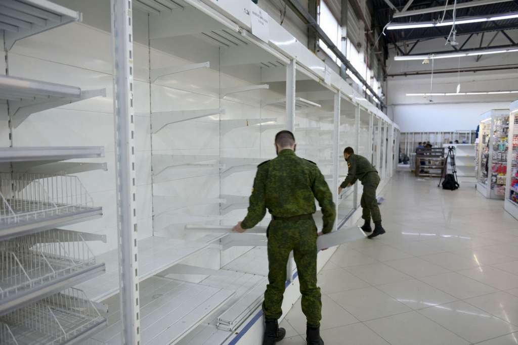 Волонтеры уже начали освобождать «Посуда Центр» в Барнауле Фото №4