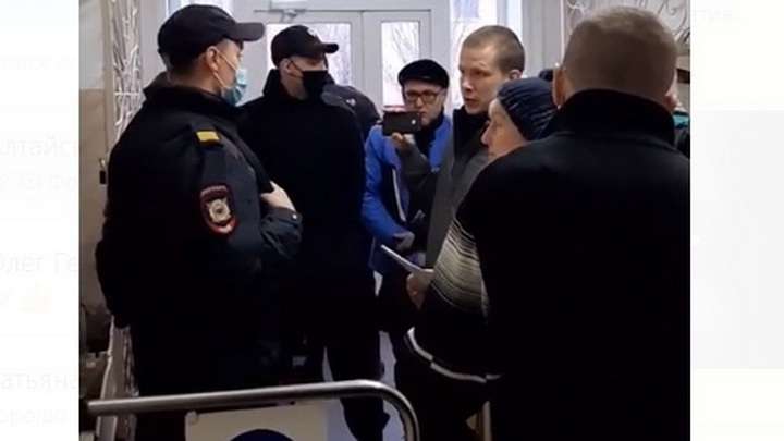 8 антимасочников пытались пробиться к директору Горэлектротранса в Барнауле Фото №1