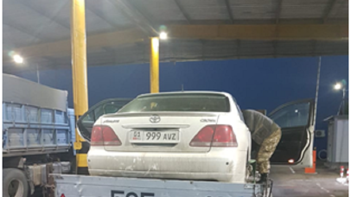Алтайские пограничники предотвратили незаконную «эвакуацию» двух автомобилей Фото №1