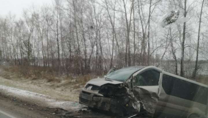 На Чуйском тракте столкнулись легковой автомобиль и микроавтобус Фото №1
