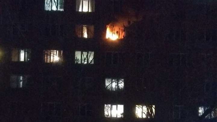 Более 20 человек эвакуировали на пожаре в Барнауле Фото №1