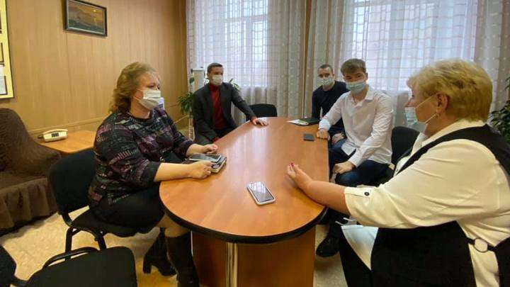 Депутат помог барнаульскому активисту, призывающему отремонтировать спортзал Фото №1