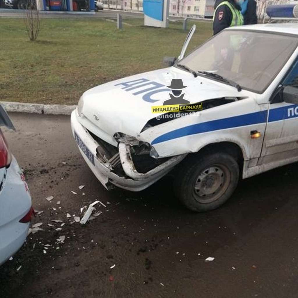 Легковушка въехала в алтайский автомобиль ДПС, оформляющий нарушителя Фото №2