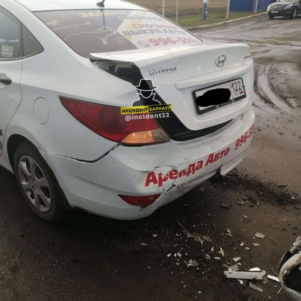 Легковушка въехала в алтайский автомобиль ДПС, оформляющий нарушителя Фото №3