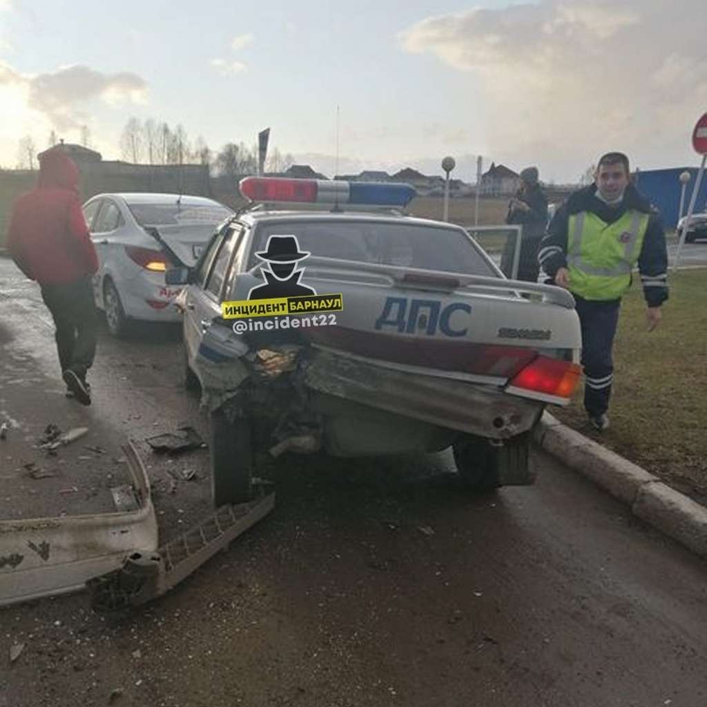 Легковушка въехала в алтайский автомобиль ДПС, оформляющий нарушителя Фото №4
