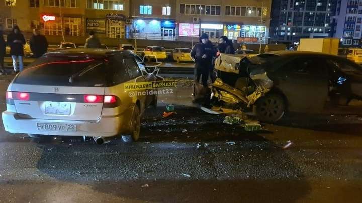 Водитель Honda в Барнауле сбил ребенка, затем устроил массовое ДТП Фото №1