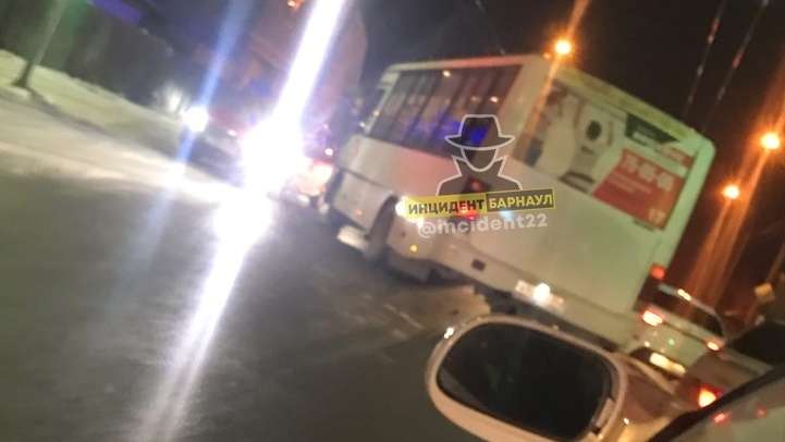 В Барнауле водитель автобуса предотвратил наезд на пешехода Фото №1