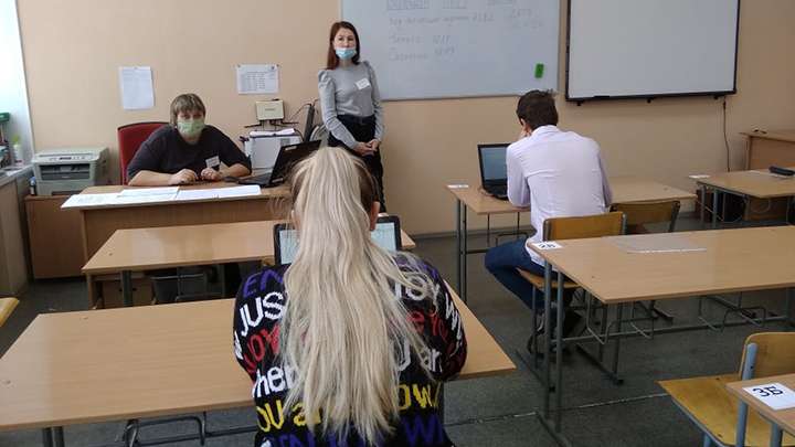 Впервые тренировочный ЕГЭ по информатике писали на компьютере в Алтайском крае Фото №1