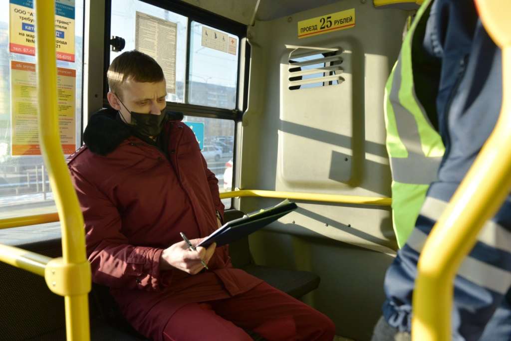 Роспотребнадзор нашел нарушителя масочного режима в транспорте Барнаула Фото №1
